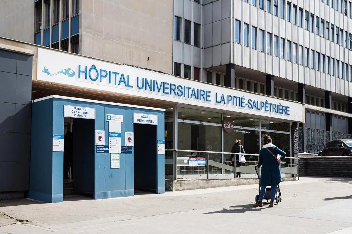 Entrée de l’Hôpital Universitaire La Pitié-Salpêtrière à Paris